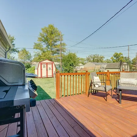 Cozy Indiana Home With Deck, Charcoal Grill And Yard!